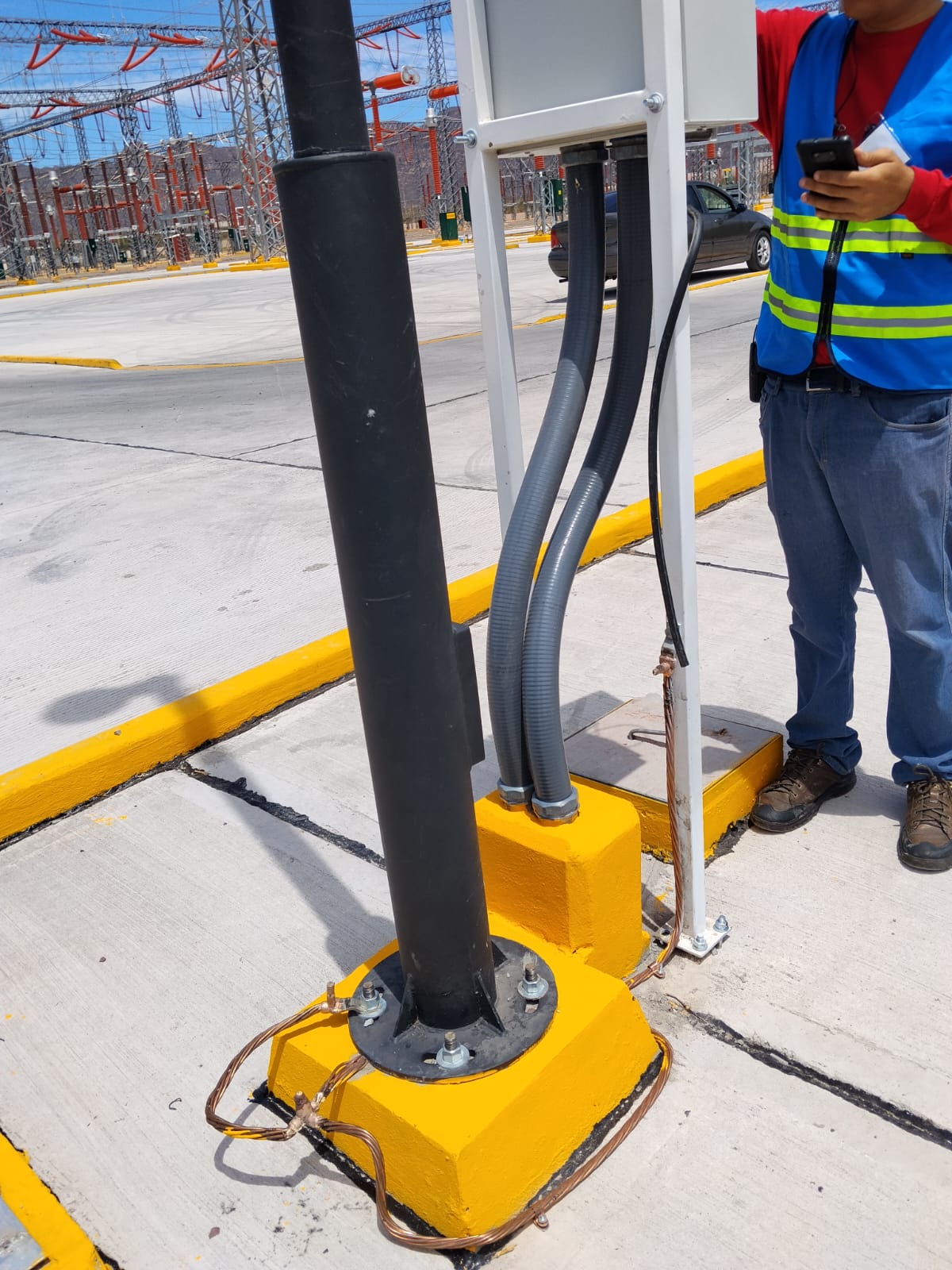 Sistemas de puesta a tierra y canalización de cableado de potencia/datos en subestaciones y plantas industriales.