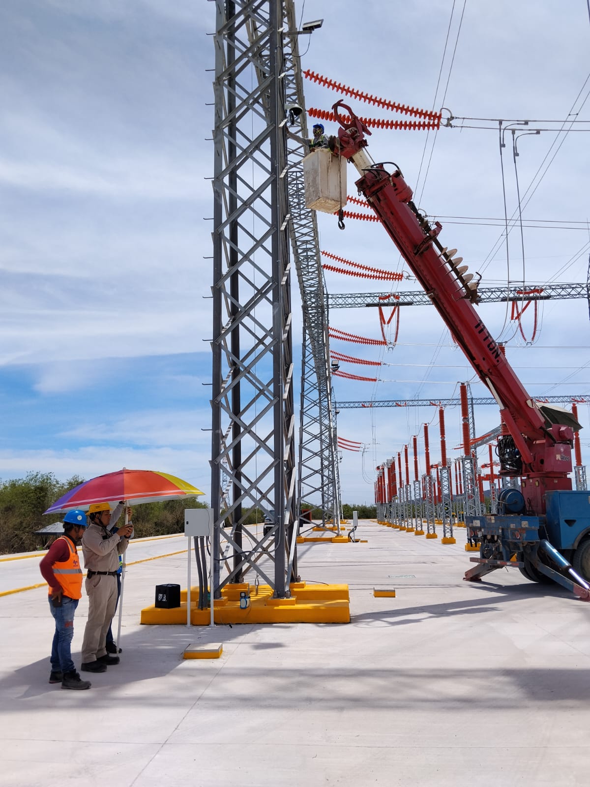 Supervisión técnica de montaje de alta tensión e instalación perimetral de domos PTZ usando grúas articuladas.