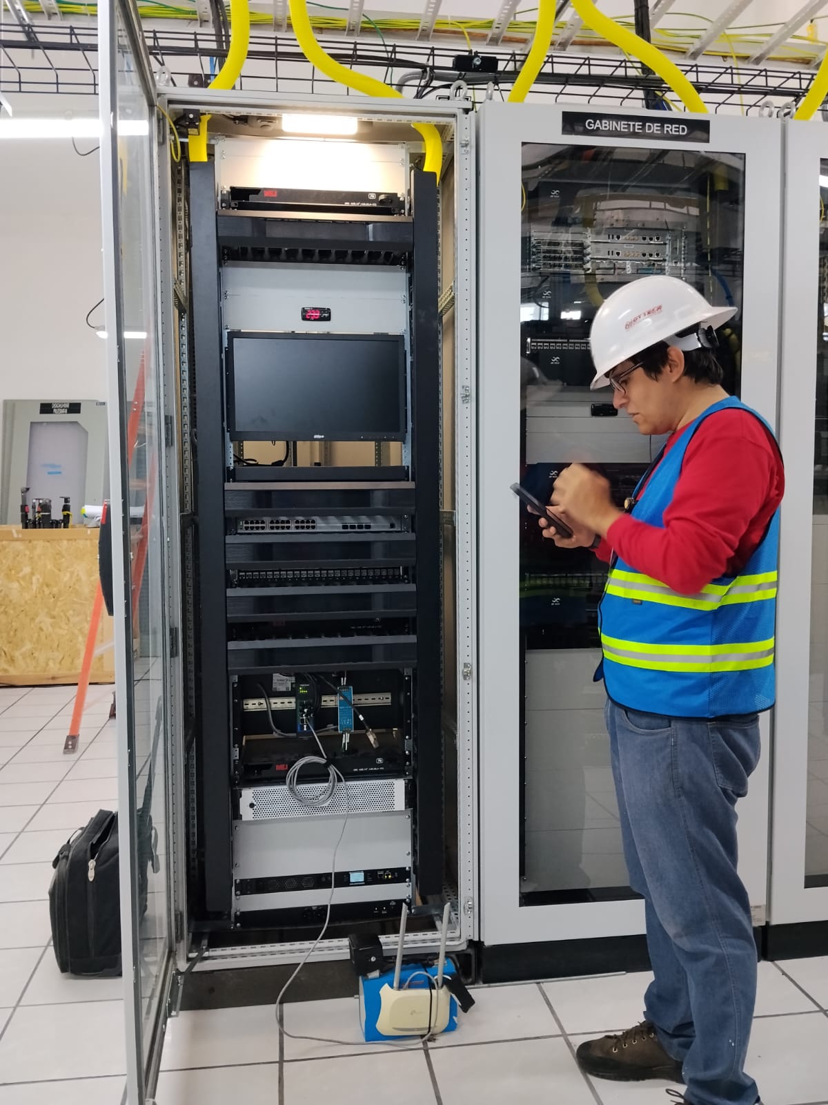 Peinado, ponchado e integración técnica de servidores, switches administrables y paneles de parcheo en racks de telecomunicaciones.