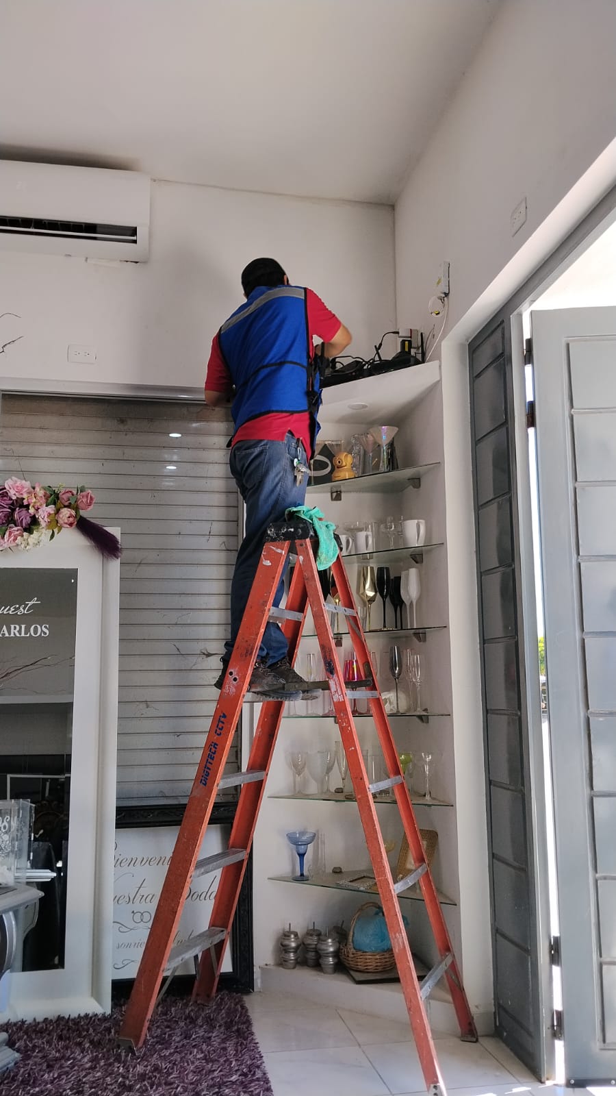 Instalación estética de ruteadores residenciales y redes de área local para negocios comerciales.