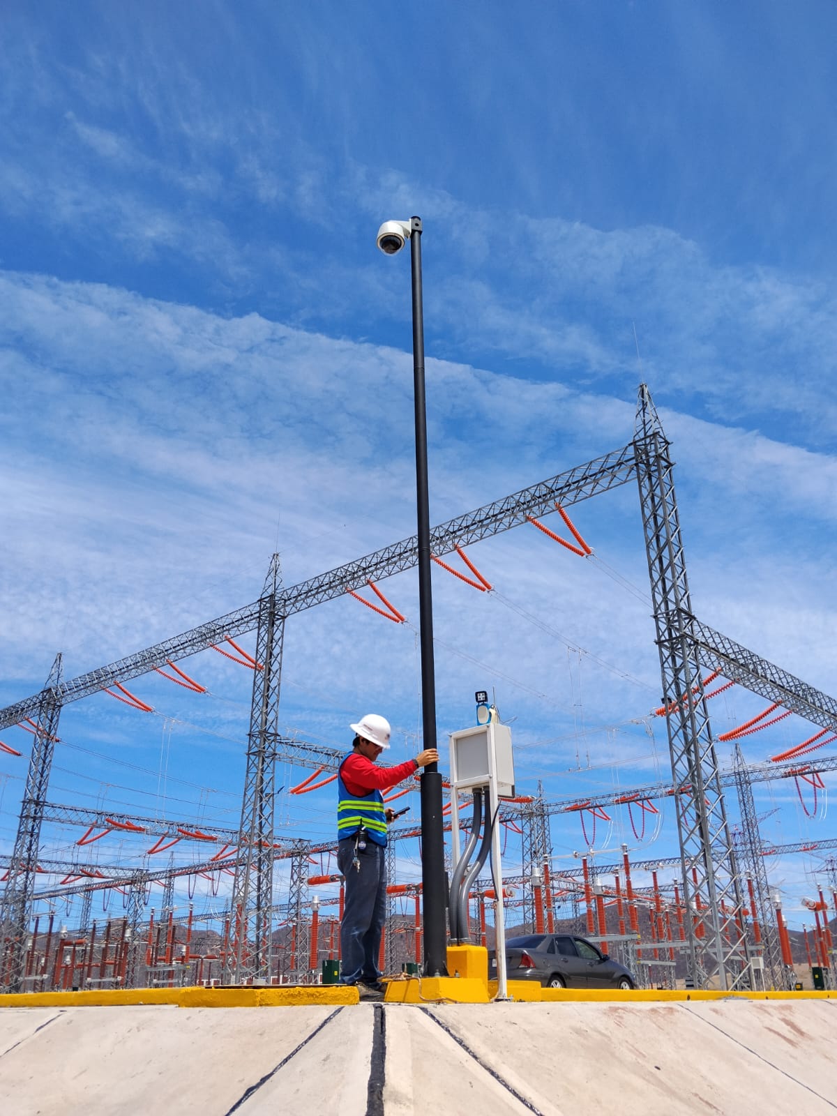 Sistemas PTZ fijados en postes de acero estructurales en áreas críticas de subestaciones.